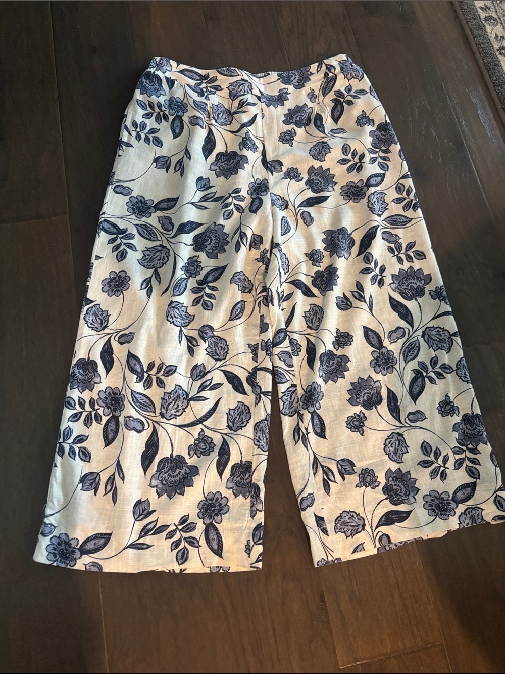 Ella Moss White and Navy Floral Wide-Leg Bermuda Shorts